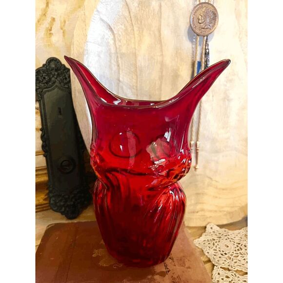 Vintage Amberina Owl Vase – Viking/Rainbow Glass Huntington WV – Hand-Blown Art - Picture 4 of 5